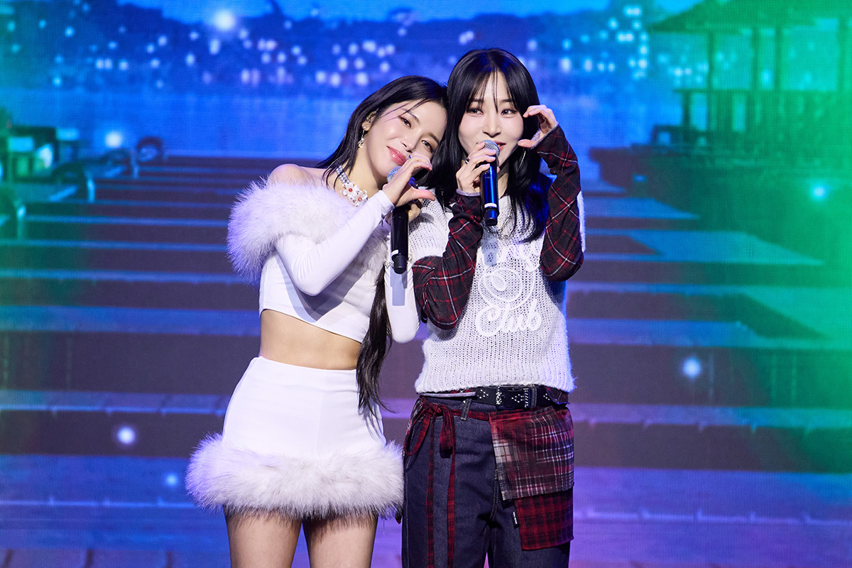 【車勢星聞】MAMAMOO+頌樂點名台北必吃滷肉飯、牛肉麵，玟星最愛喝奶茶 。（圖：DJB X FU Entertainment提供） 