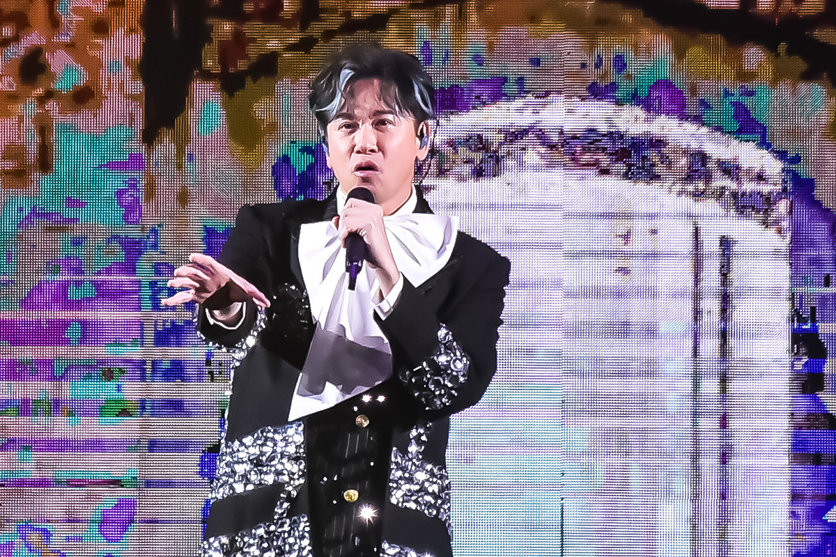 【車勢星聞】李聖傑等了26年終於唱進台北小巨蛋，S型舞台讓粉絲包圍。