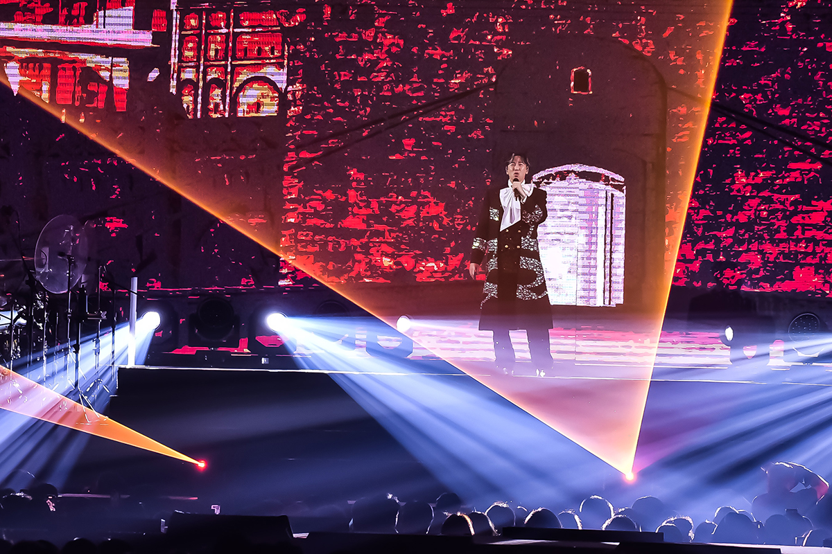 【車勢星聞】李聖傑等了26年終於唱進台北小巨蛋，S型舞台讓粉絲包圍。