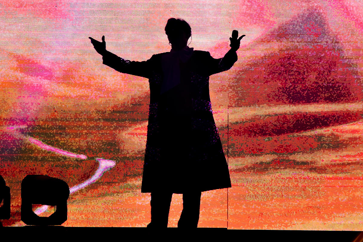 【車勢星聞】李聖傑等了26年終於唱進台北小巨蛋，S型舞台讓粉絲包圍。