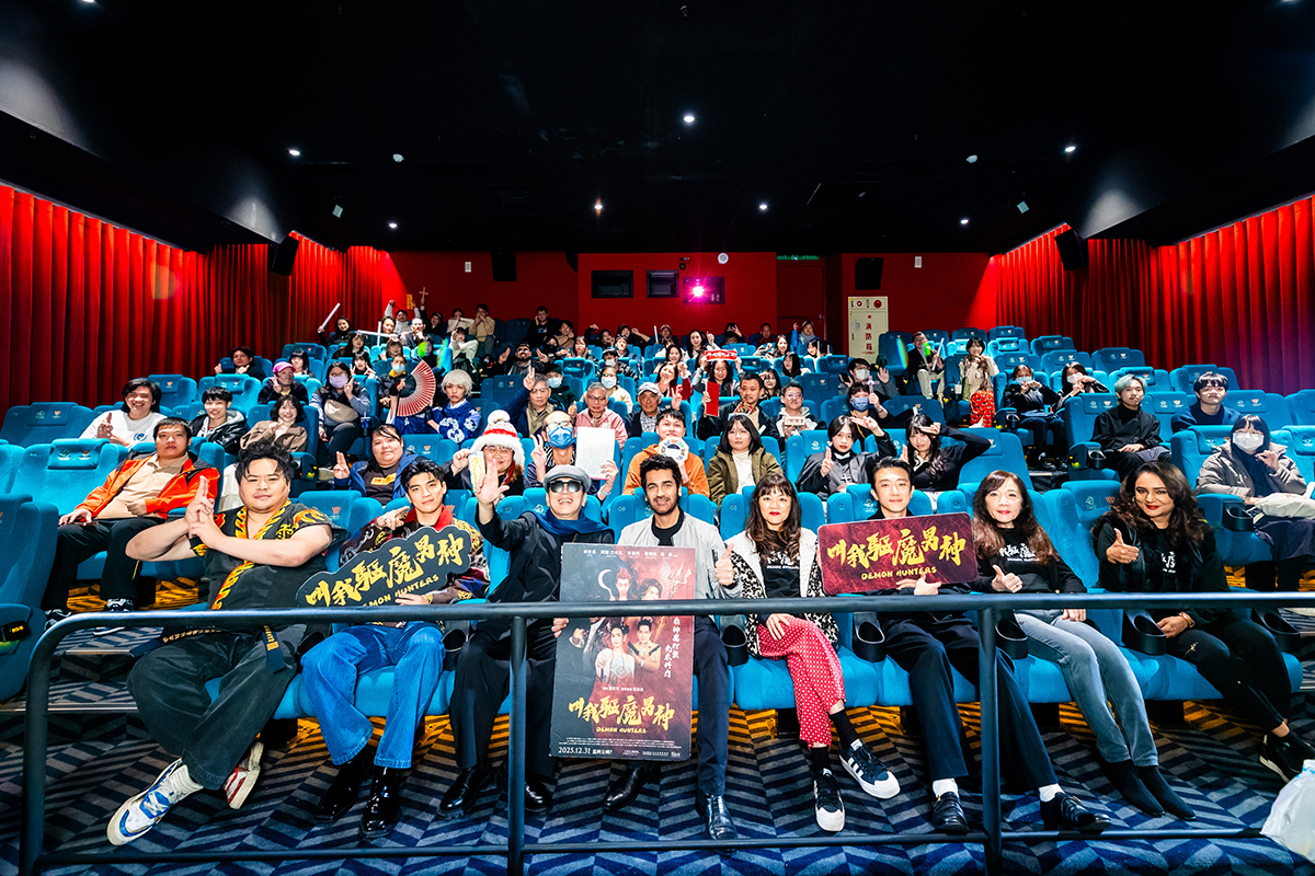 【車勢星聞】電影《叫我驅魔男神》驅魔變裝派對特映會有大批粉絲精心扮裝道士、陰陽師、修女、神父等驅魔造型應援，也有許多觀眾帶著十字架、聖經助陣，現場猶如中、西方驅魔大集合，現場超級熱鬧。（照片/影片提供：光盛影業）