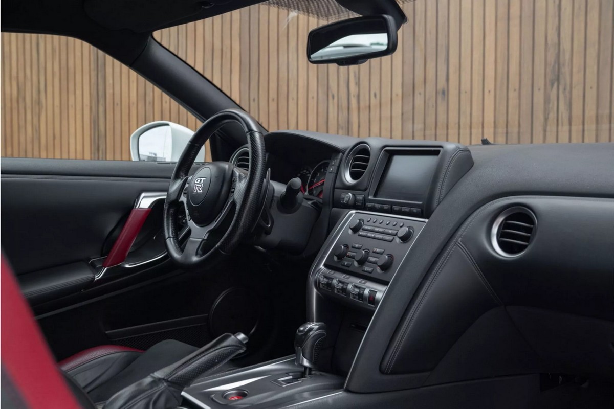 2010年車雖然經歷許多車主但里程才行駛近5.5萬公里而已。