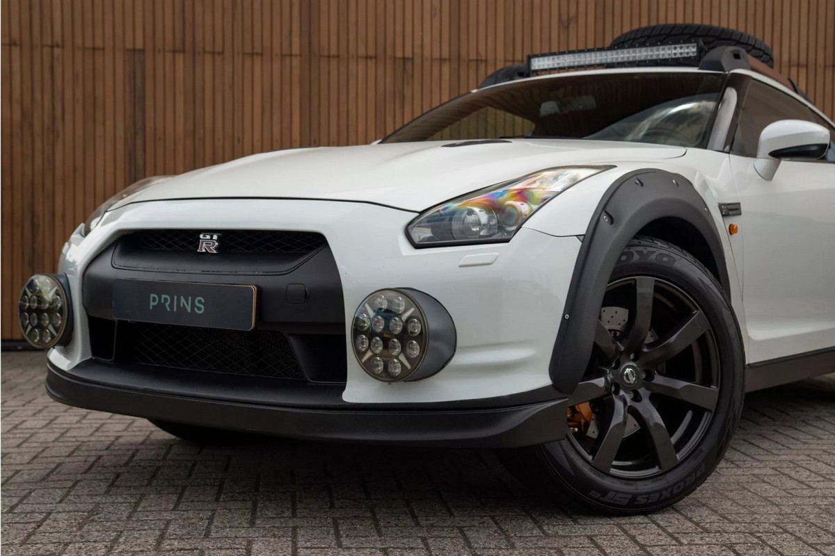 厚實防刮輪拱與車頂燈等越野配件一樣不缺。