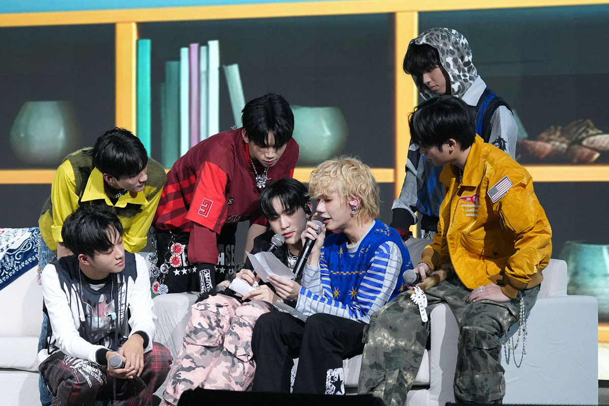 【車勢星聞】 鈞嘉在唸出給未來自己的信時忍不住落淚，團員紛紛上前安慰。