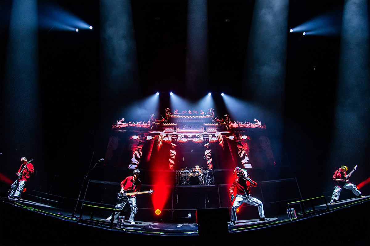 【車勢星聞】血肉果汁機穿上紅色戰服開唱。(照片/「血肉果汁機」提供)