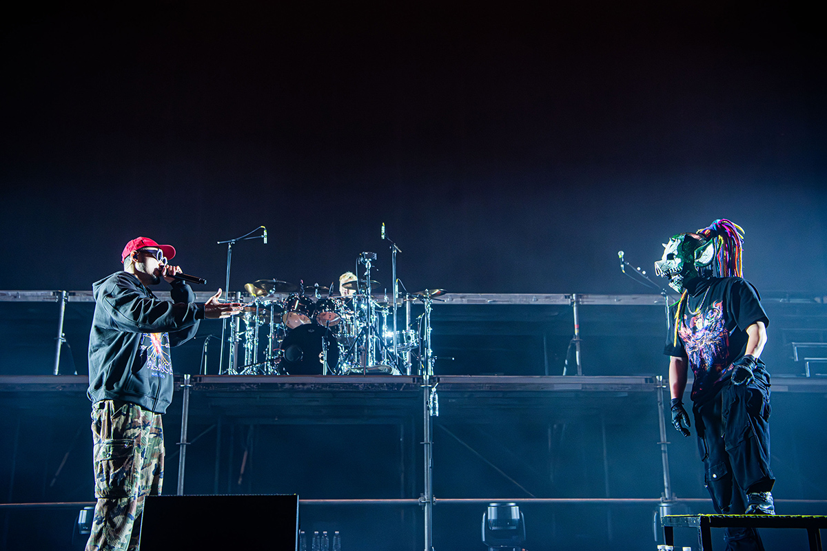 【車勢星聞】熱狗MC HotDog(左) 現場邀約血肉果汁機新專輯合作。(照片/「血肉果汁機」提供)