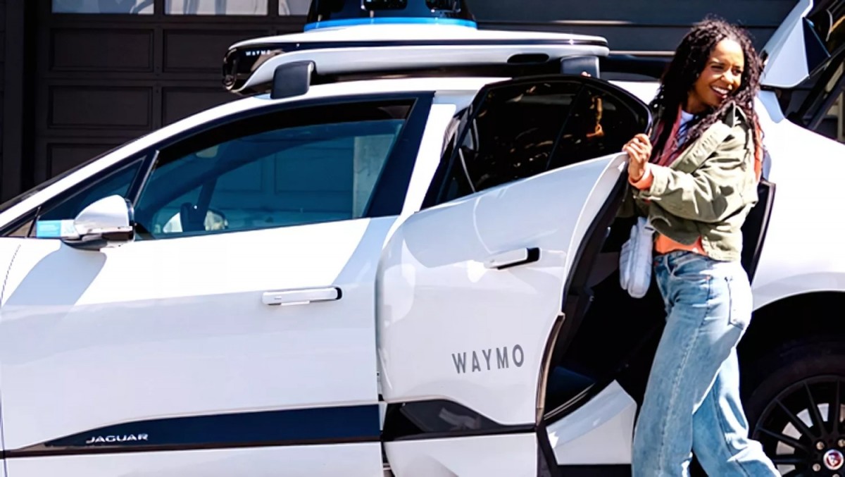 由於這些車輛內建嚴苛的安全機制，只要感測器偵測到門鎖未確實固定，系統便會基於安全考量原地鎖定，甚至在交通要道上造成壅塞。