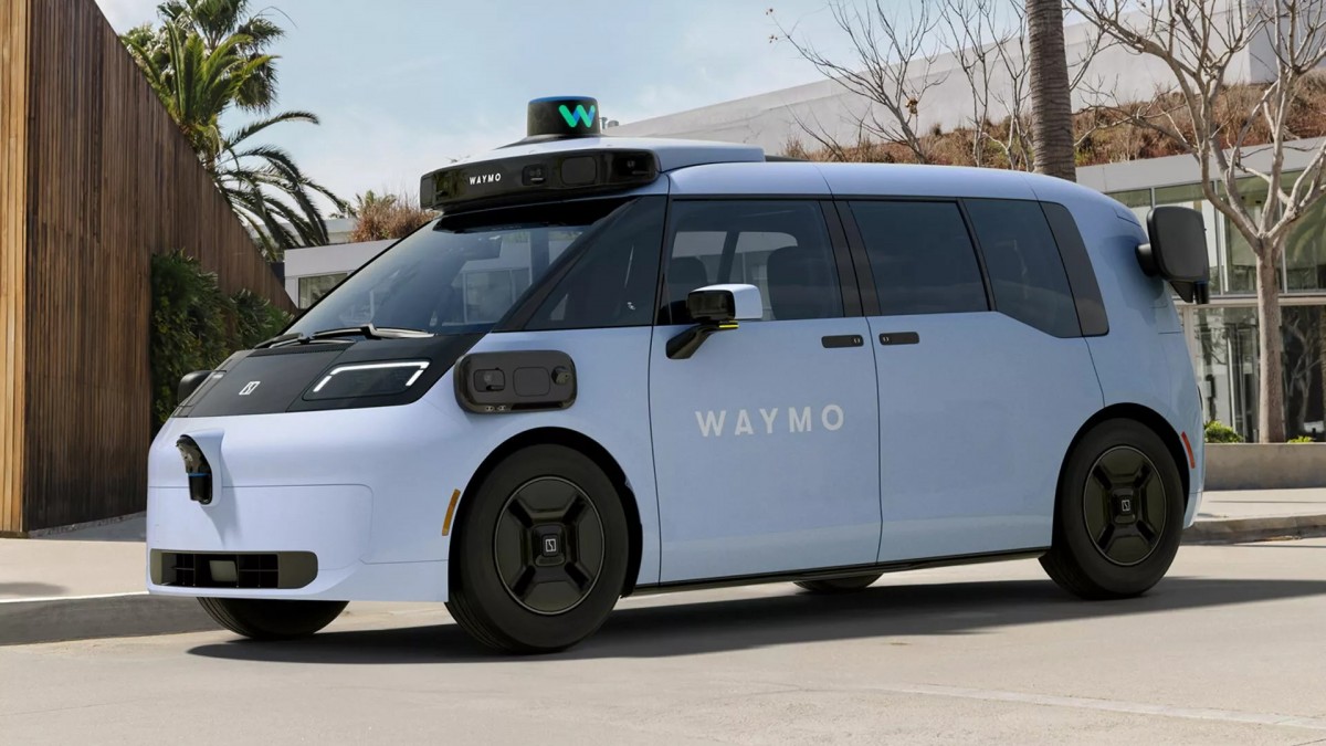 Waymo目前已開始與Zeekr極氪合作測試搭載自動滑門的新一代車型，試圖從硬體端徹底根除因乘客疏忽導致的停擺。