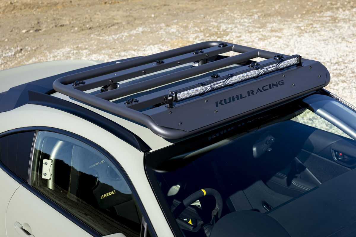 車頂架與車頂燈是必備物品。