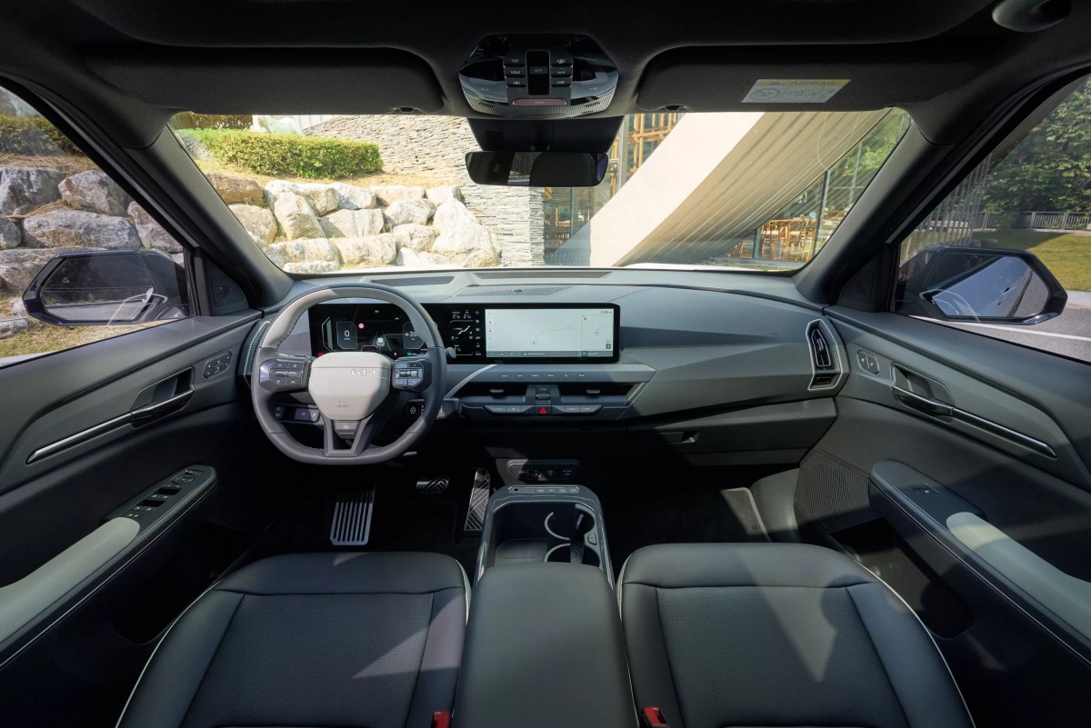 座艙內部則極具看頭，預計將參考先前發表的「Weekender」概念車，捨棄現行的分體式雙螢幕，轉而採用一體化的數位面板。