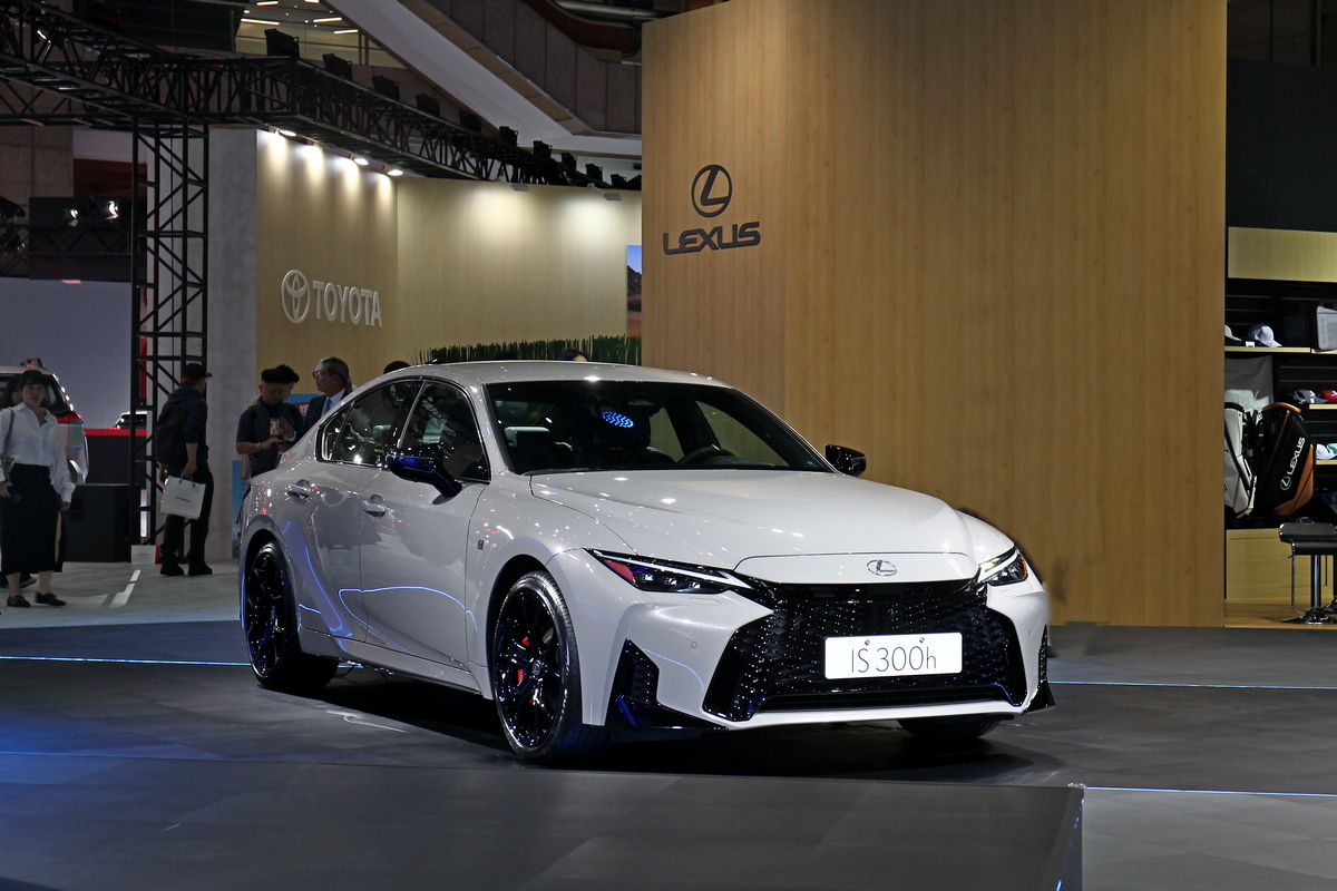 Lexus IS 300h也在車展發表。