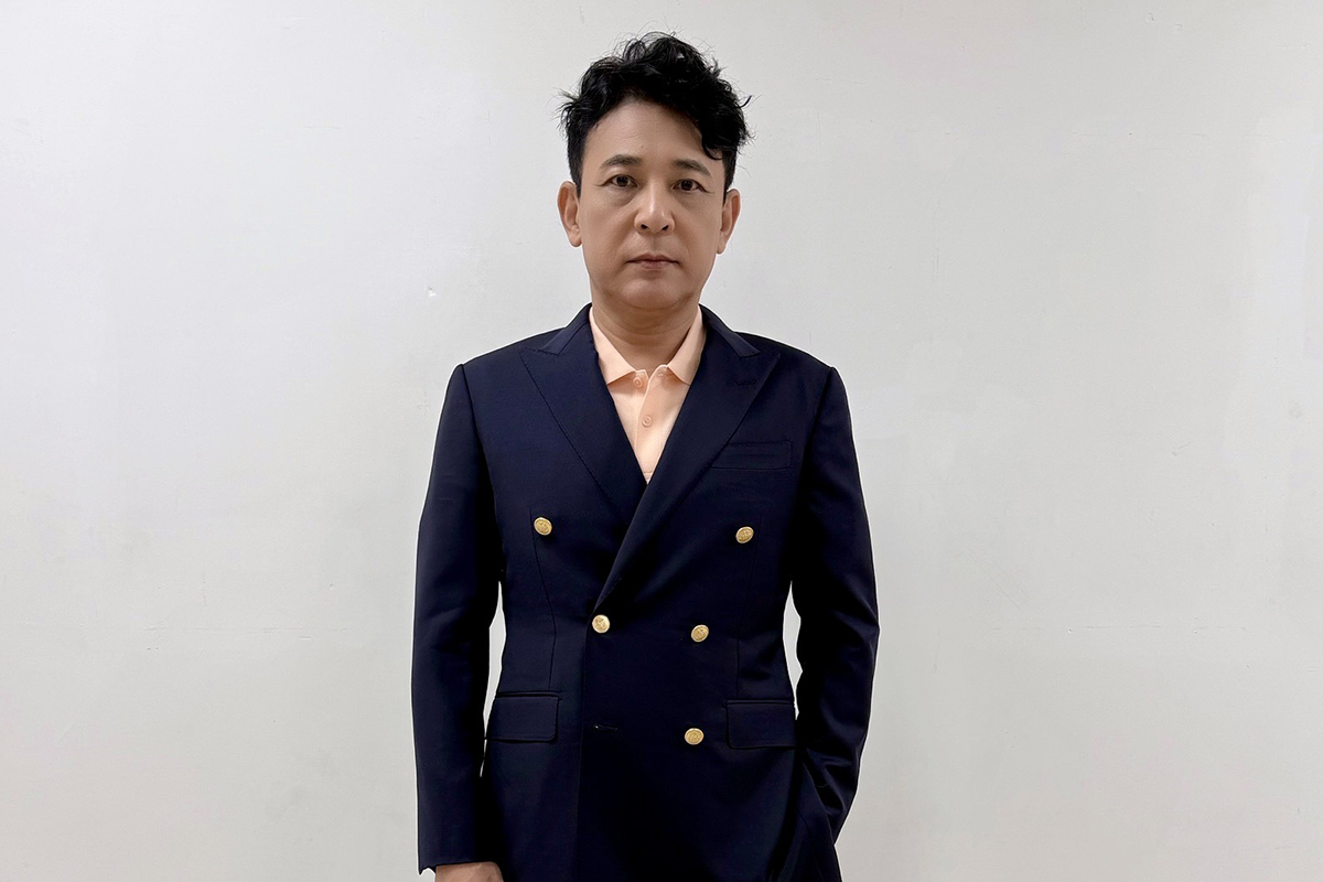 【車勢星聞】胡鴻達加入《豆腐媽媽》，為房仲角色砸五位數治裝。（圖：民視提供）