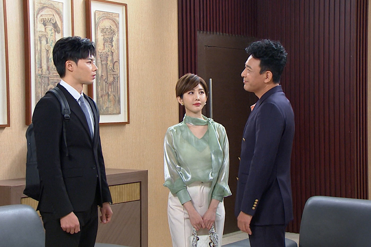 【車勢星聞】胡鴻達(右一)加入《豆腐媽媽》，為房仲角色砸五位數治裝。（圖：民視提供）