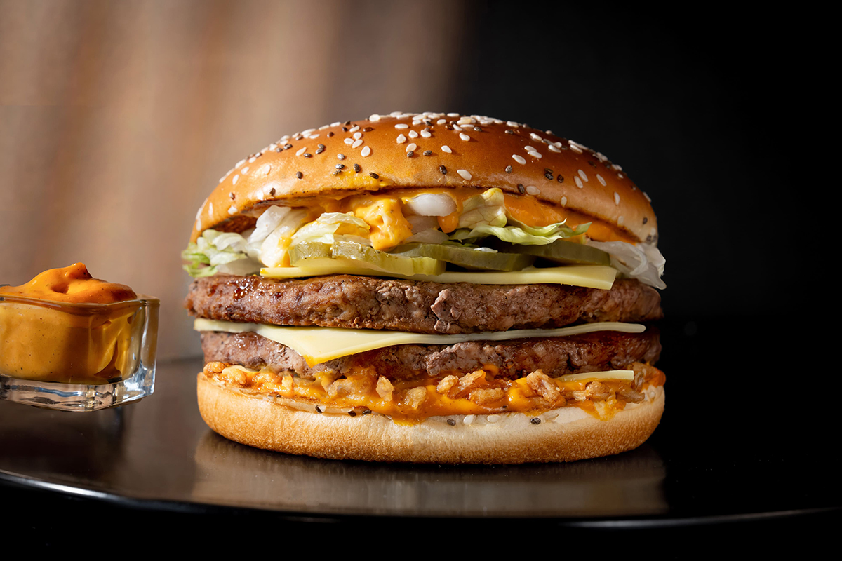 麥當勞有史以來最大份量牛肉漢堡「Big Arch霸牛堡」亞洲首發在台灣。（示意圖：品牌提供）