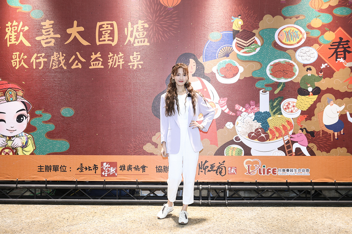 【車勢星聞】謝雨芝出席陳亞蘭製作歌仔戲實境綜藝《女俠俱樂部》開鏡。（圖：尊鵬國際有限公司提供）