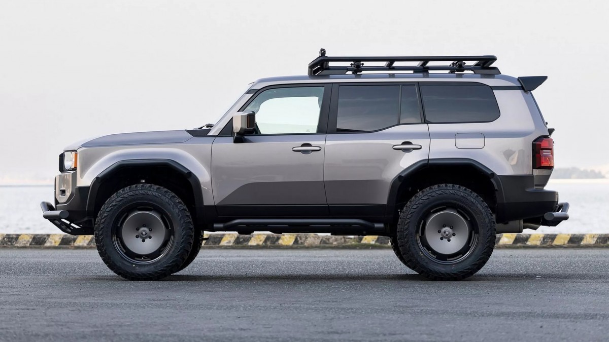 Kuhl透過可調式懸吊系統與來自JAOS的墊片，將車身整整抬升了7英吋（約178 mm），使其最終底盤高度達到驚人的15.7英吋（約399 mm）。