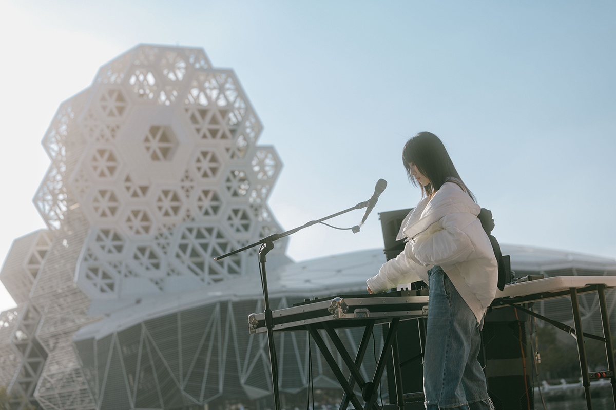 【車勢星聞】白安專輯巡演限定簽票會與歌迷一起高雄港邊野餐吹風。（圖：相信音樂提供） 