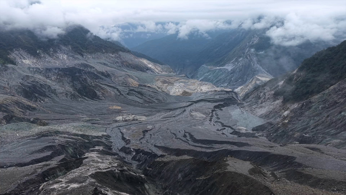 【車勢星聞】公視《我們的島》團隊拍攝馬太鞍溪上游裸露的地表，宛如異世界。(公視提供)