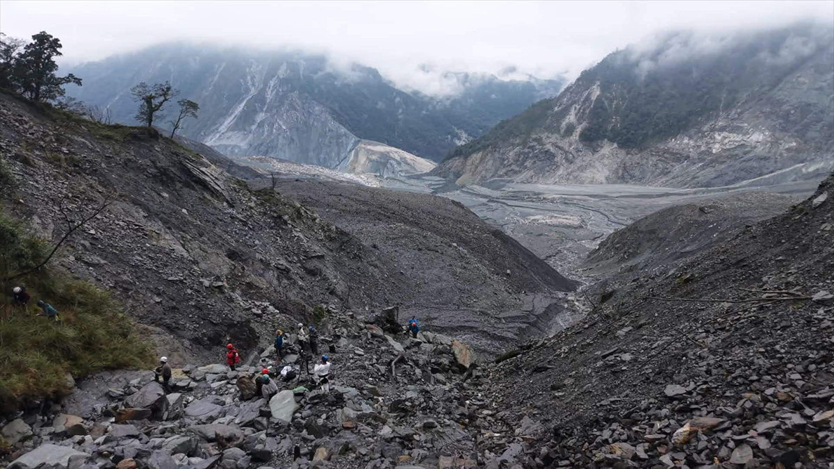 【車勢星聞】公視《我們的島》團隊拍攝崩落的碎石與高聳堆積的土砂交錯。(公視提供)