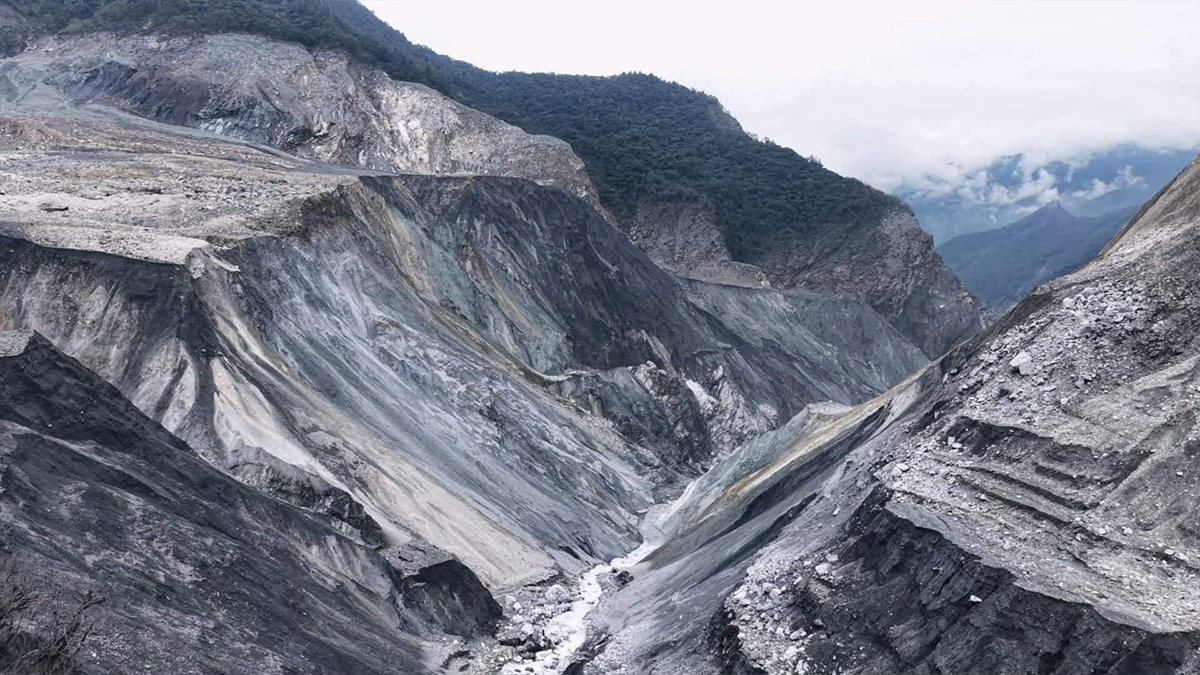 【車勢星聞】 公視《我們的島》團隊拍攝馬太鞍溪上游地質不穩定，仍有致災風險。(公視提供)