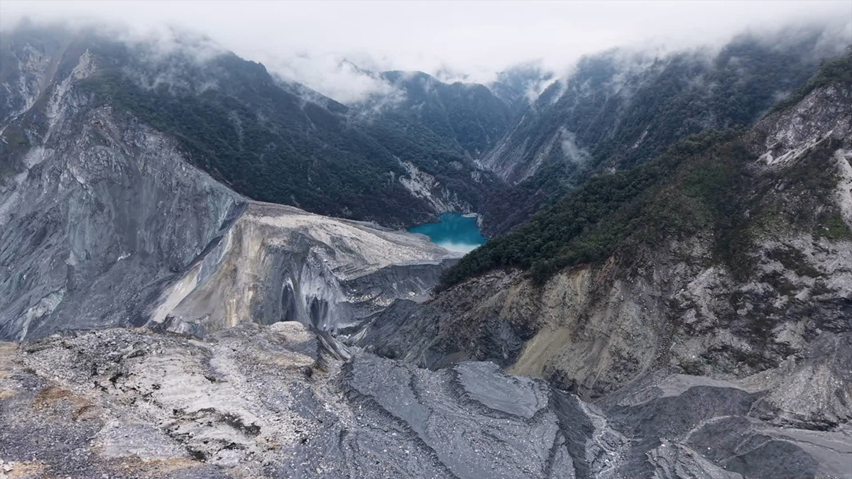 【車勢星聞】 公視《我們的島》於2025年12月中旬空拍堰塞湖畫面。(公視提供)