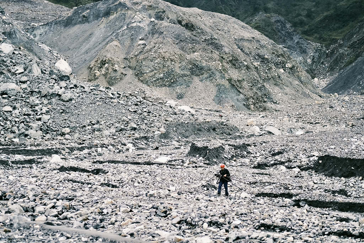 【車勢星聞】公視《我們的島》攝影記者在崩塌地進行拍攝。(公視提供)