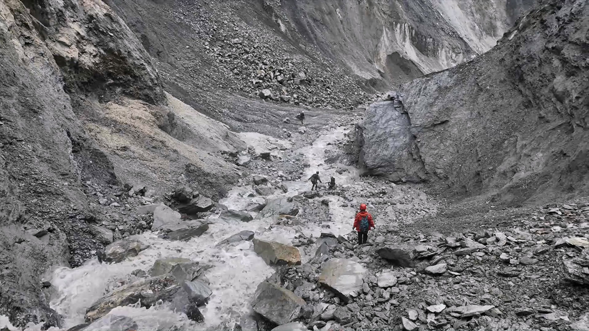 【車勢星聞】《我們的島》拍攝溪流逐漸侵蝕出階梯狀的高低差，左右擺盪切割出全新的流向。(公視提供)