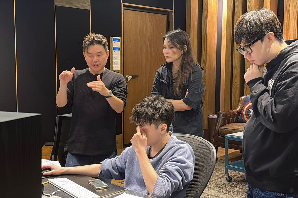 【車勢星聞】周蕙（右二）擔任新專輯監製。（圖／群石國際提供）