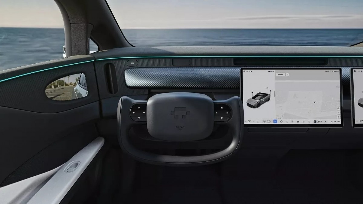 正常情況下，方向盤將會出現在駕駛前方，並且有兩塊超大螢幕在儀表台上。