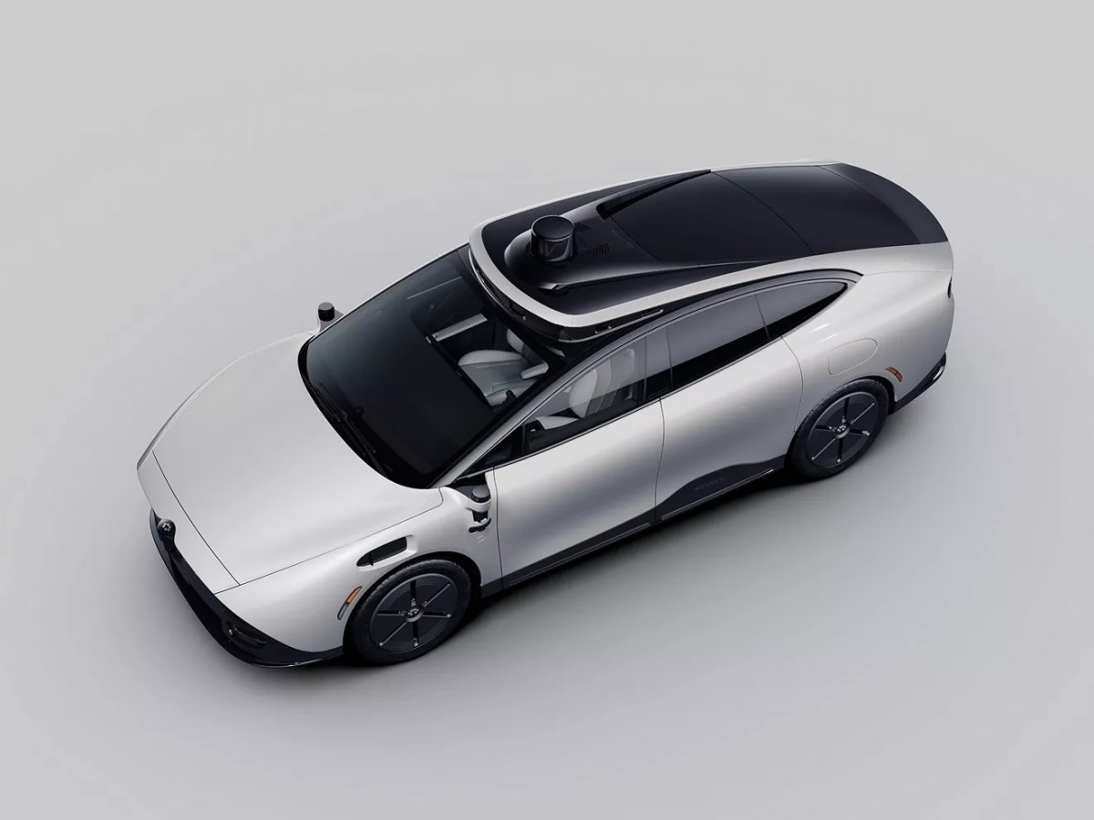 車輛搭載了高達112 kWh的大容量電池，更配備了包含LiDAR在內多達37個感測器。