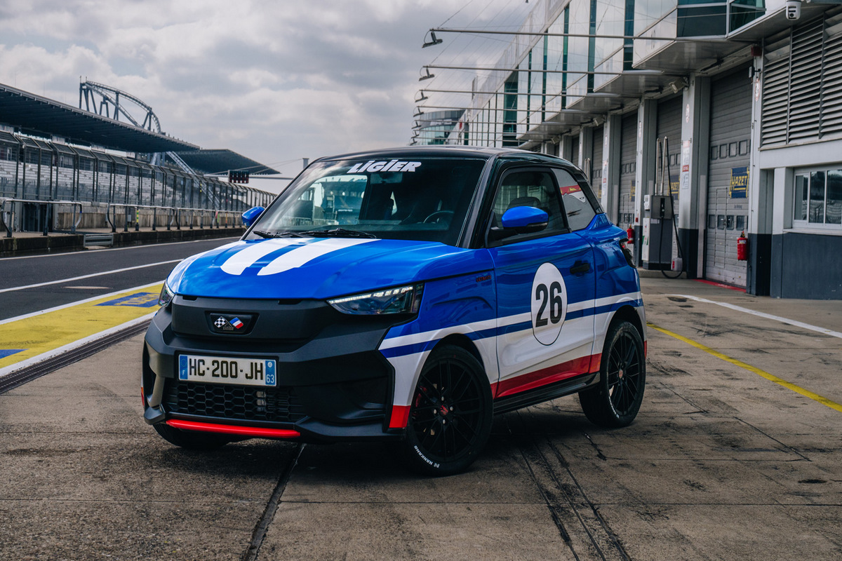 車輛外觀與座艙都採用象徵法國的圖裝配色