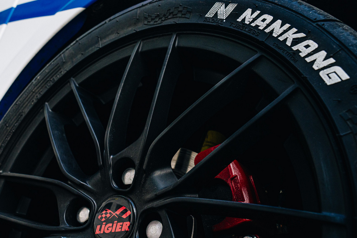 輪胎配置165/50 R16南港半熱熔胎。