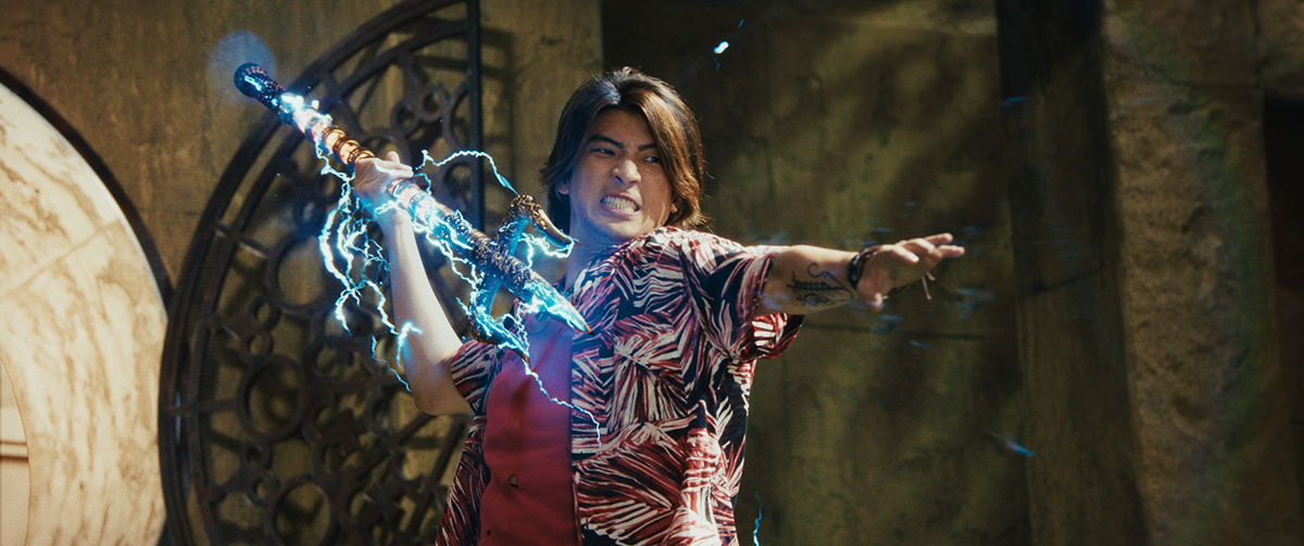 【車勢星聞】無厘頭荒謬奇幻喜劇《叫我驅魔男神》驚人特效曝光！林哲熹「全身電流驅魔帥炸」笑喊：我滾15次換來的 。（照片提供：光盛影業）