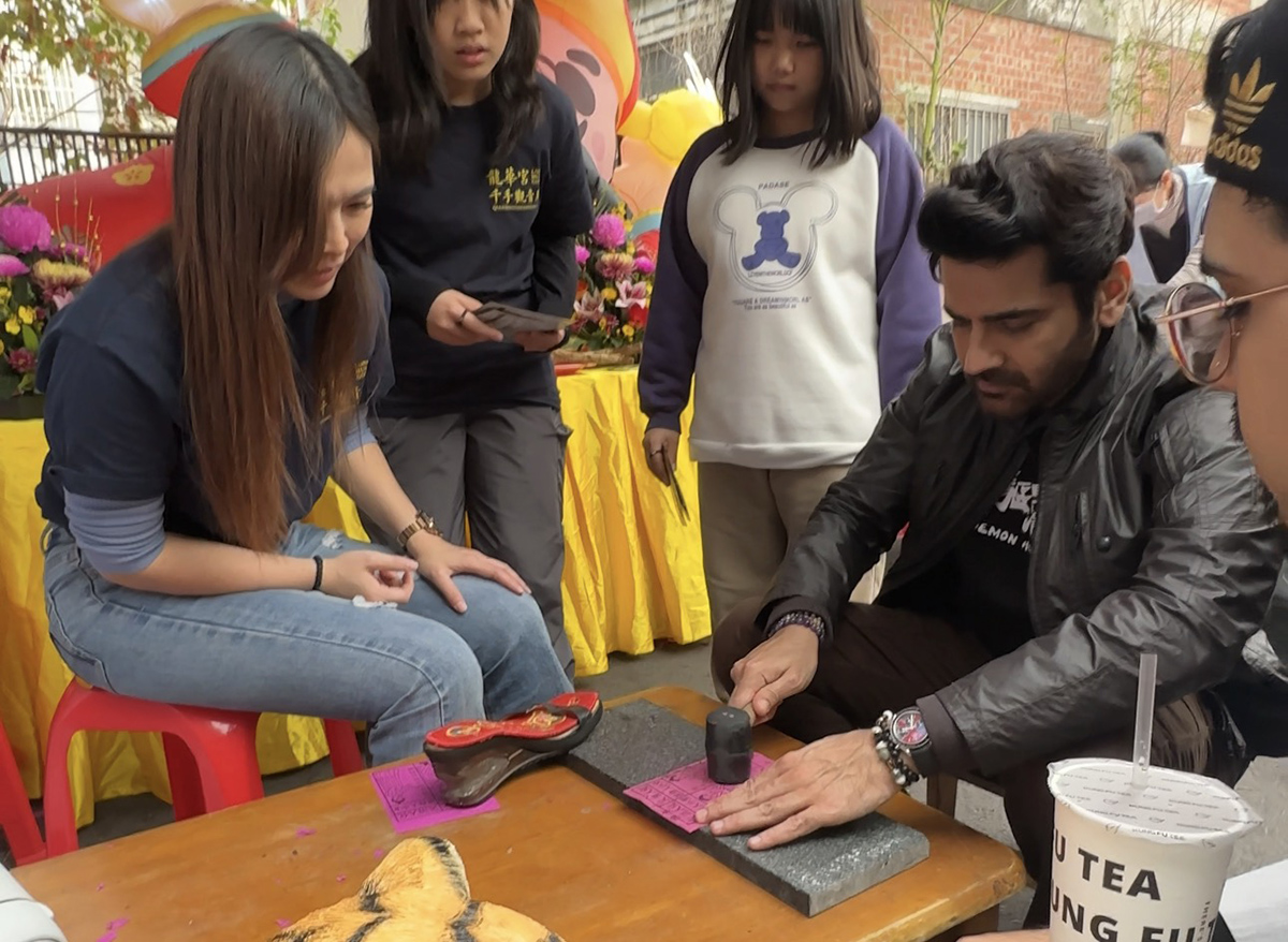 【車勢星聞】印度男神阿建來台宣傳《叫我驅魔男神》入境隨俗「體驗打小人」　拿鐵槌猛打超認真。（照片提供：光盛影業）