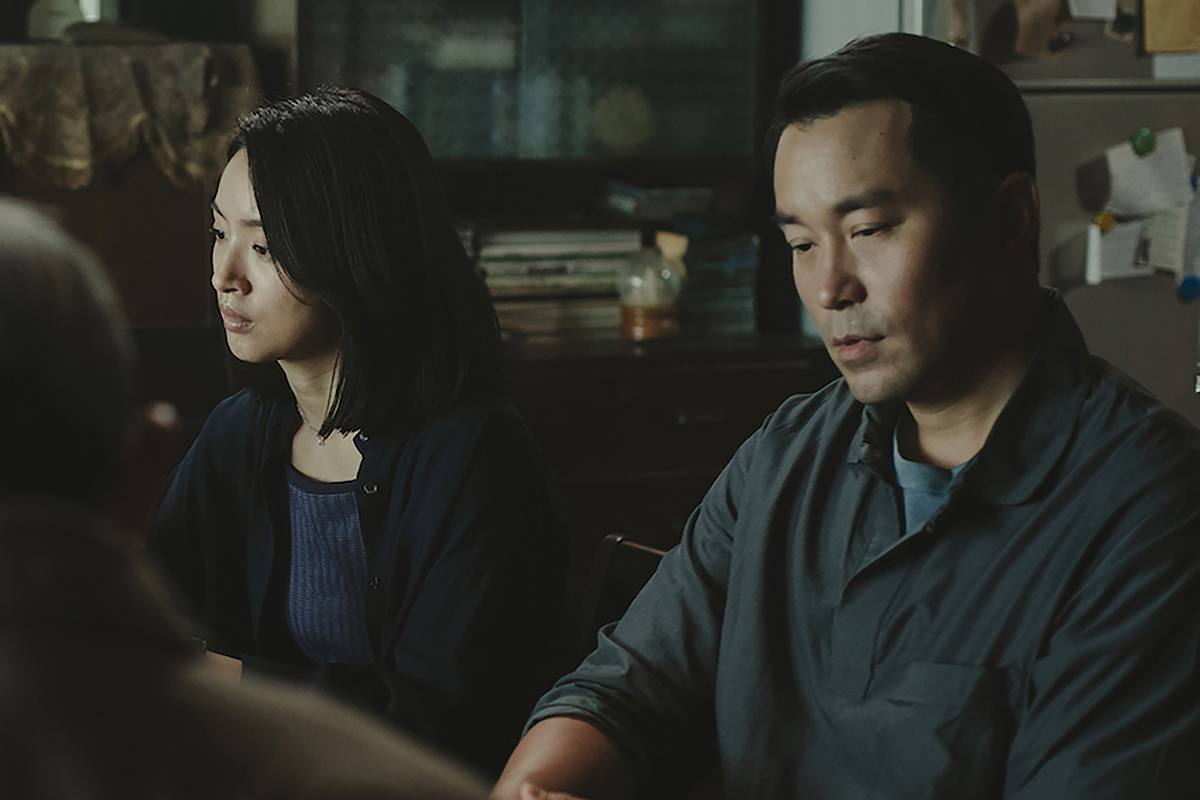 【車勢星聞】《深度安靜》張孝全（右）形容上戲如「上戰場」承受高壓，林依晨讚其對戲給足安全感。（圖／風起娛樂提供）