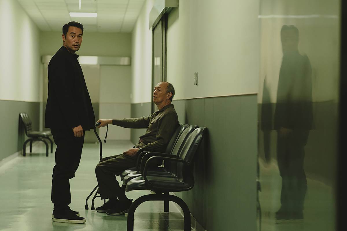 【車勢星聞】《深度安靜》張孝全（左）與丈人金士傑的對手戲張力十足，危險氣息一觸即發。（圖／風起娛樂提供）