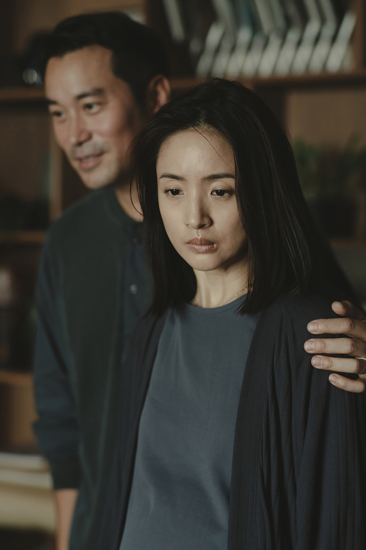 【車勢星聞】《深度安靜》林依晨（前）片中深愛著張孝全，卻選擇將心中祕密封存，成為她演藝生涯中極具壓力的代表性演出之一。（圖／風起娛樂提供）