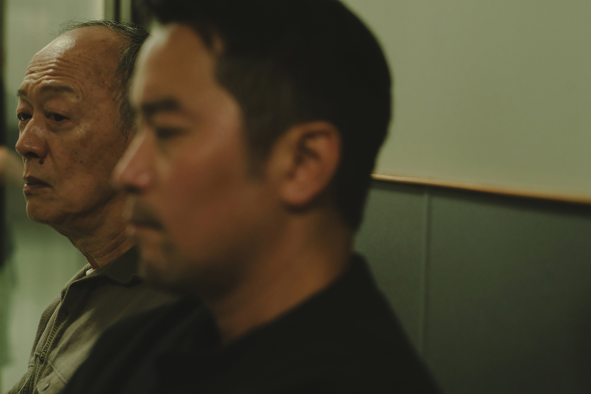 【車勢星聞】《深度安靜》金士傑（左）化身中風老父，游走清醒與失序之間，成為牽動全片衝突的關鍵角色。（圖／風起娛樂提供）