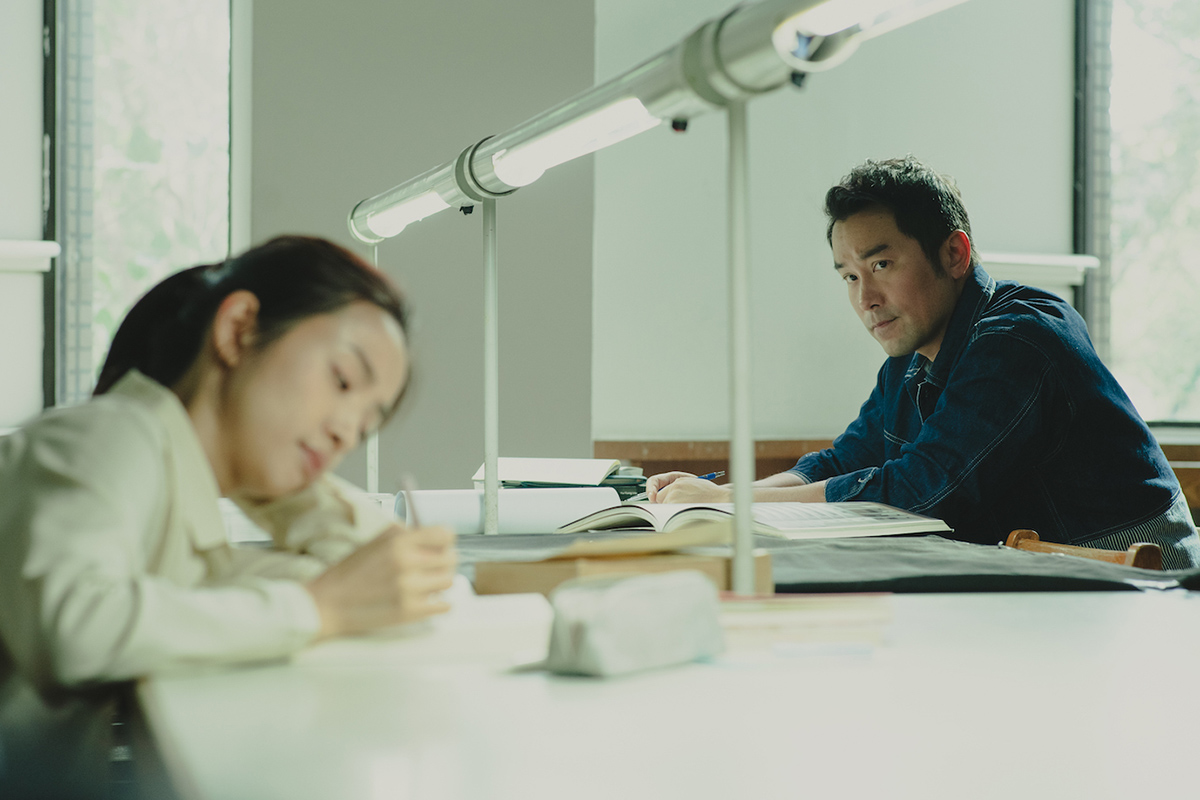 【車勢星聞】《深度安靜》張孝全（右）、林依晨首次圖書館邂逅，「書寫聲」意外傳情。（圖／風起娛樂提供）