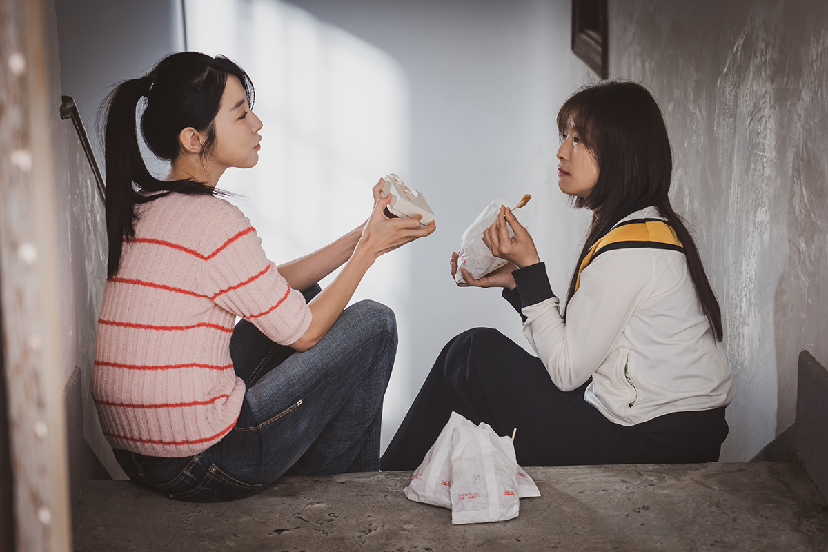 【車勢星聞】《啵me之我的青春住了鬼》賴雅妍（右）和邵雨薇兩人演回年少時期絲毫不違和。（圖片提供：風暴國際股份有限公司）