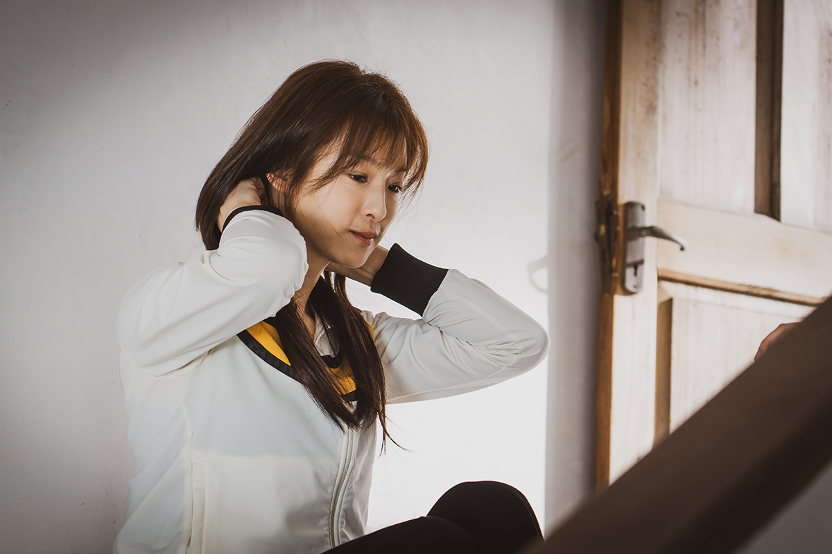 【車勢星聞】《啵me之我的青春住了鬼》賴雅妍為詮釋角色的「青春少女狀態」，細心揣摩年輕女孩的語言節奏與肢體神情。（圖片提供：風暴國際股份有限公司）