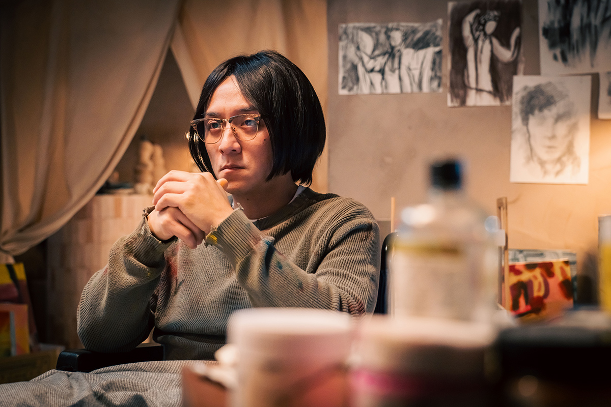 【車勢星聞】《啵me之我的青春住了鬼》鄭人碩在片中成為留著長髮的憂鬱畫家。（圖片提供：風暴國際股份有限公司）