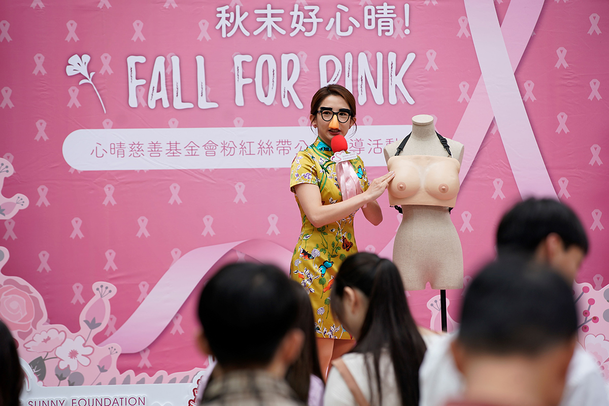 【車勢星聞】《何百芮的地獄戀曲》新年爆笑上檔！ 瑤瑤挑戰「與乳房對戲」 (彼此影業 提供)