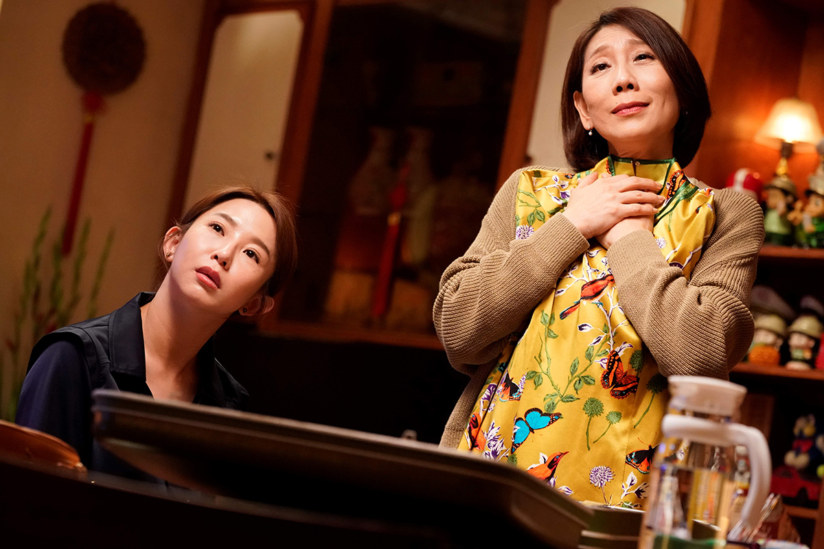 【車勢星聞】郭書瑤（左）穿旗袍被郎祖筠（右）喊「釣一個男人回來」？！(彼此影業 提供)