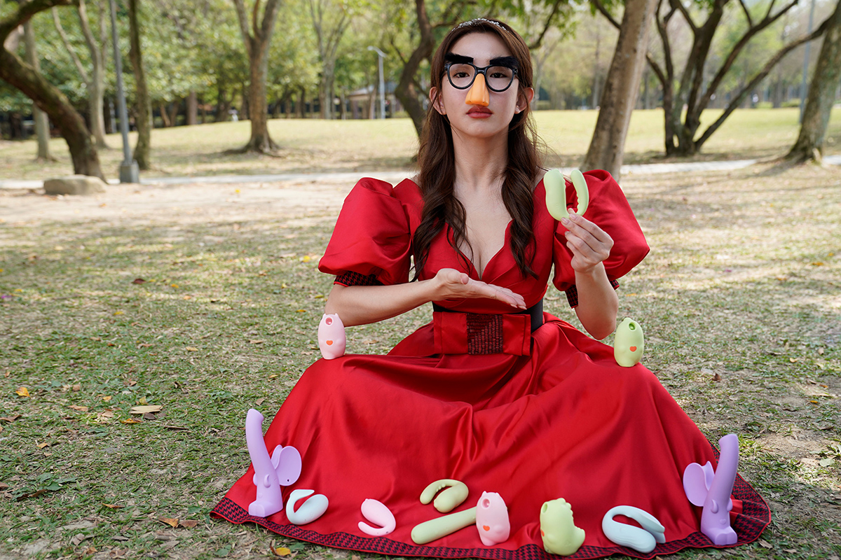 【車勢星聞】女主角何百芮在戲中代言情趣商品  瑤瑤苦喊「我胯下很閒嗎？」 (彼此影業 提供)