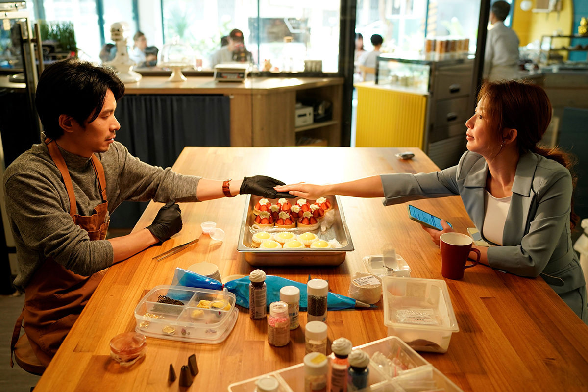 【車勢星聞】姚淳耀（左）化身甜點店型男店長 「撞臉孫協志」 本尊爆笑回應了(彼此影業 提供)