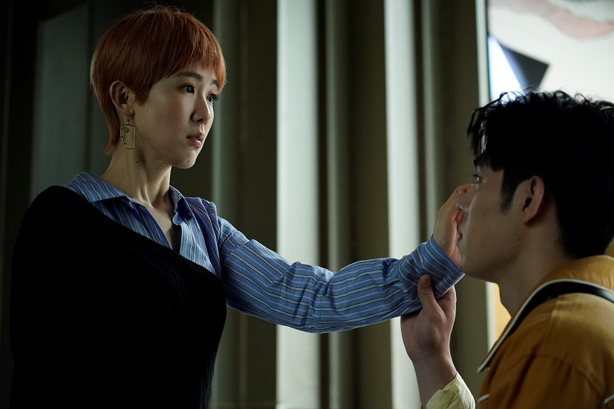 【車勢星聞】克拉拉(孫可芳 飾)與何百芮的弟弟何萬生(詹懷雲 飾)因為一起工作而暗生情愫 (彼此影業 提供)