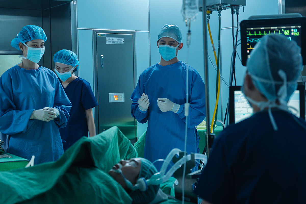 【車勢星聞】《整形過後》李曼唯Emma出事躺手術台，温昇豪（中）換上手術服親自上陣！（圖：六魚文創提供）