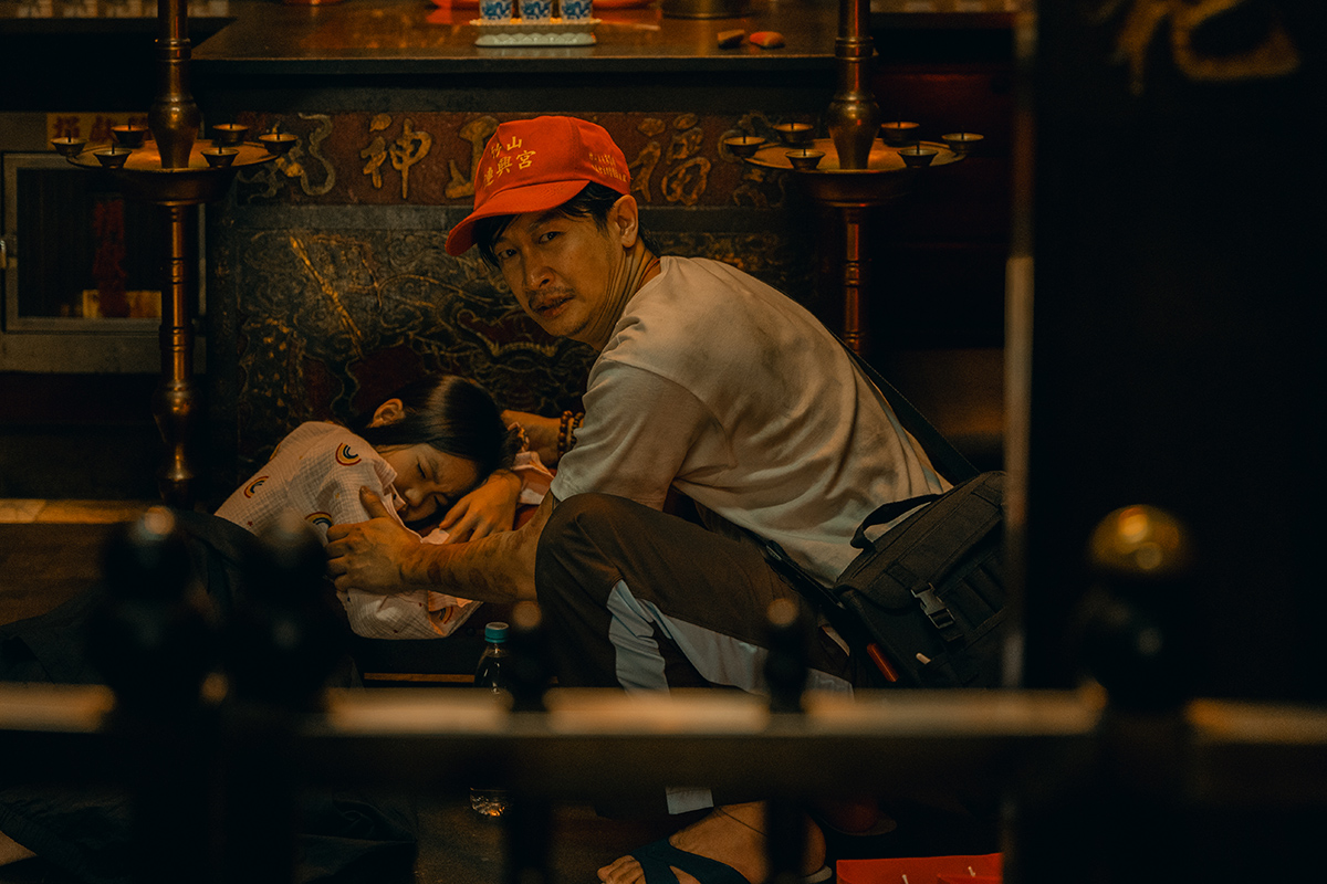 【車勢星聞】《整形過後》邱凱偉（右）求助民俗療法，帶女兒黃歆庭（左）逃院正面槓上醫療團隊。（圖：六魚文創提供）