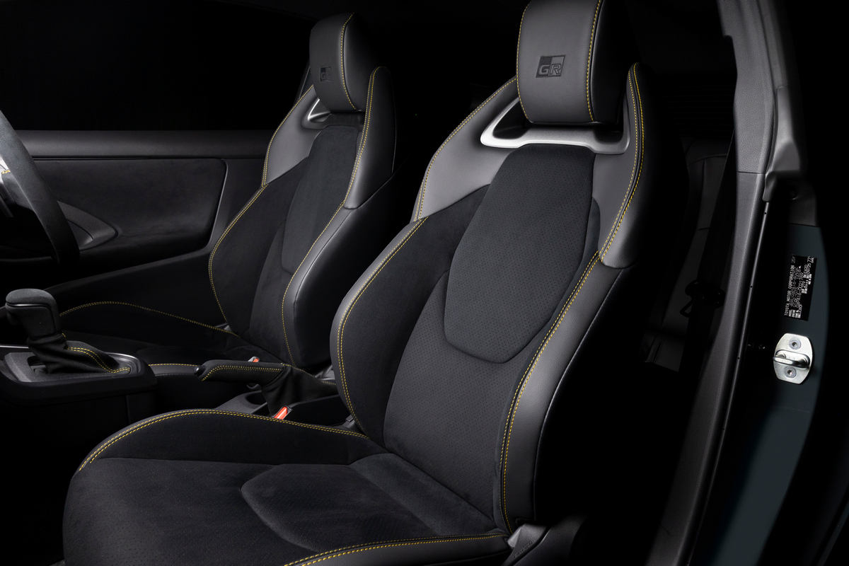 座椅採黃色縫線及配備專屬方向盤。